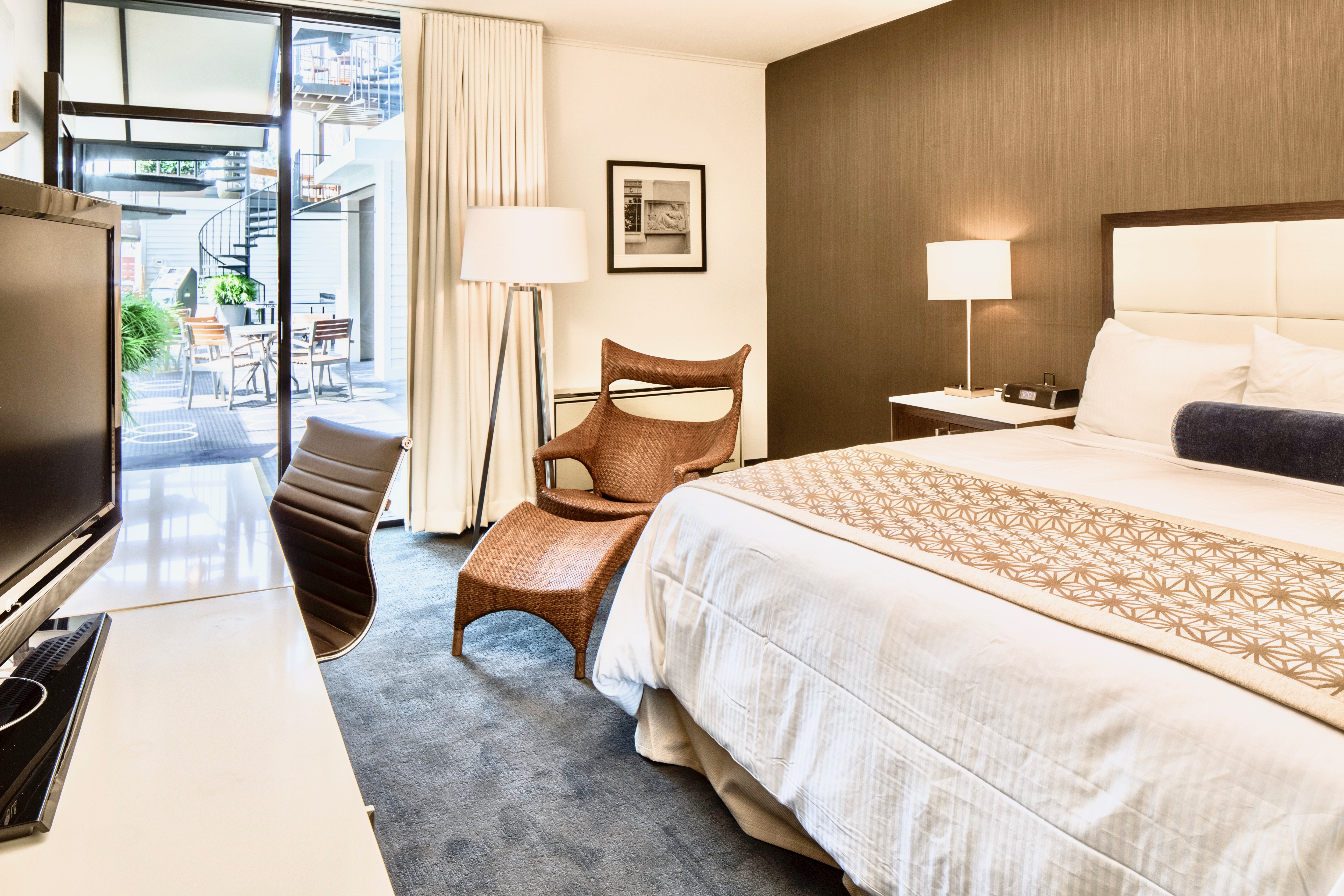 Weber's Hotel Poolside King Room